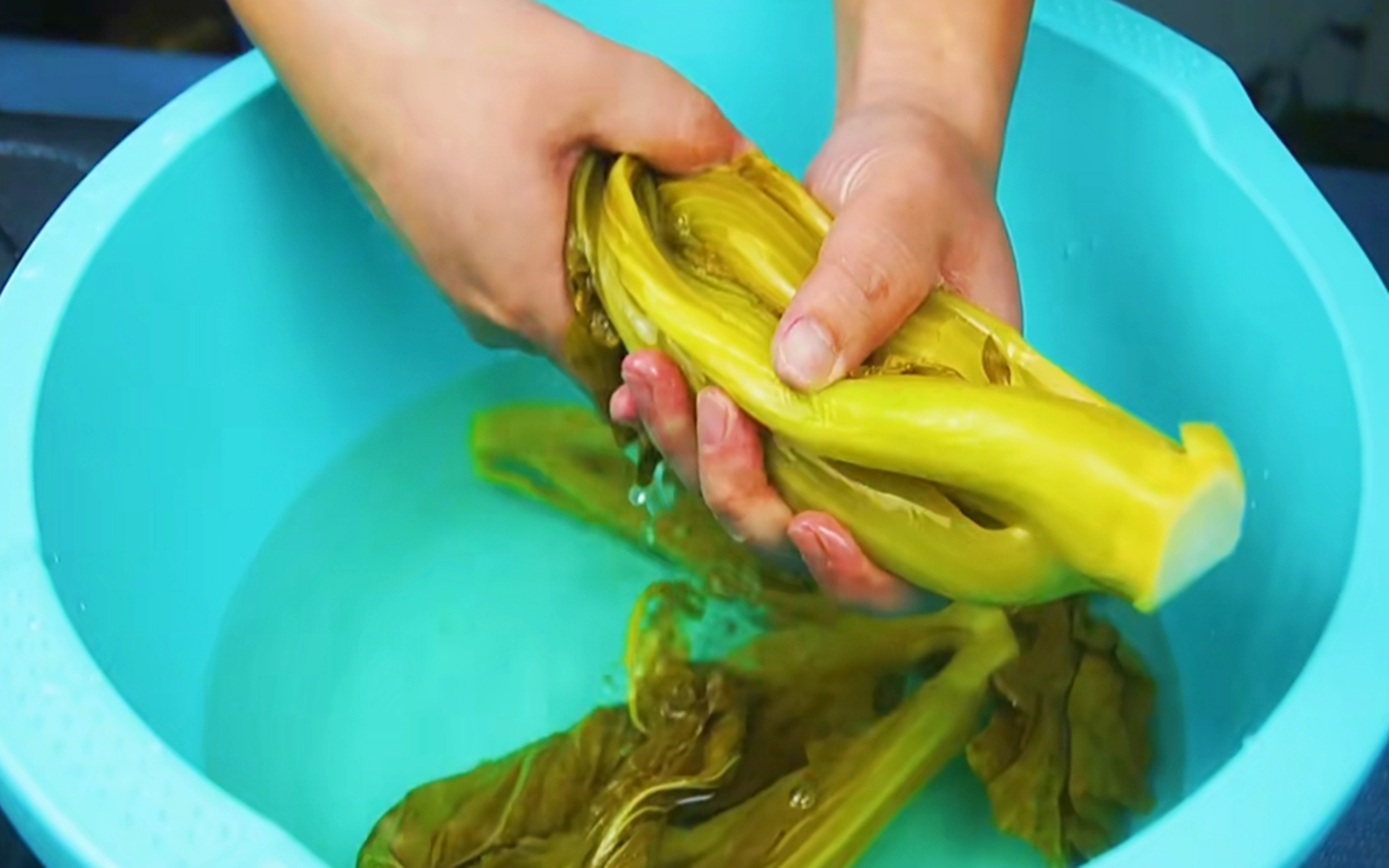 手把手教你腌酸菜的正确做法,广东阿姨分享腌酸菜的方法