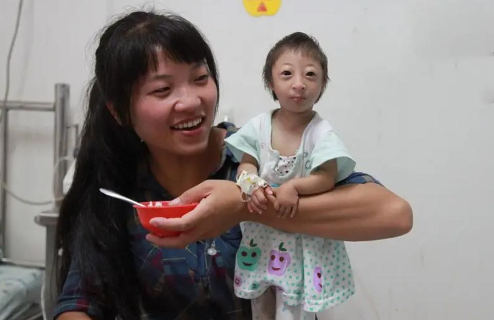 2009年，湖南妈妈生下2斤重特殊女儿，叫出租车被拒载：坐不下