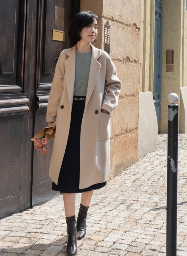 这才是普通中年女人该有的初春穿搭：呢大衣+过腰裙，优雅又减龄