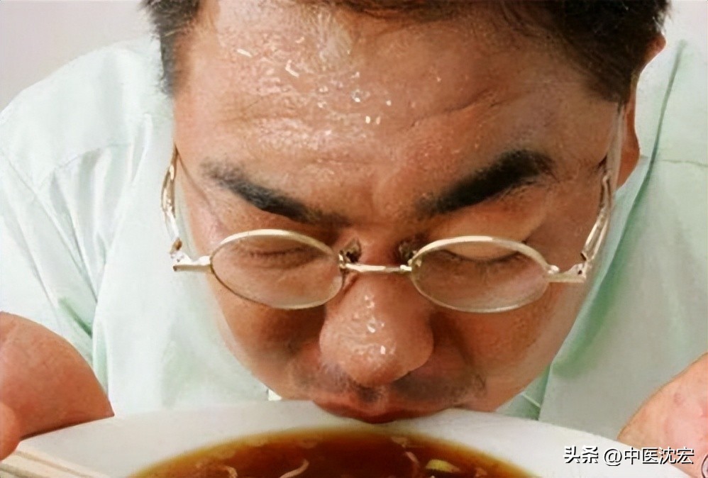 吃饭满头汗白吃三碗饭,吃饭满头大汗吃保和丸