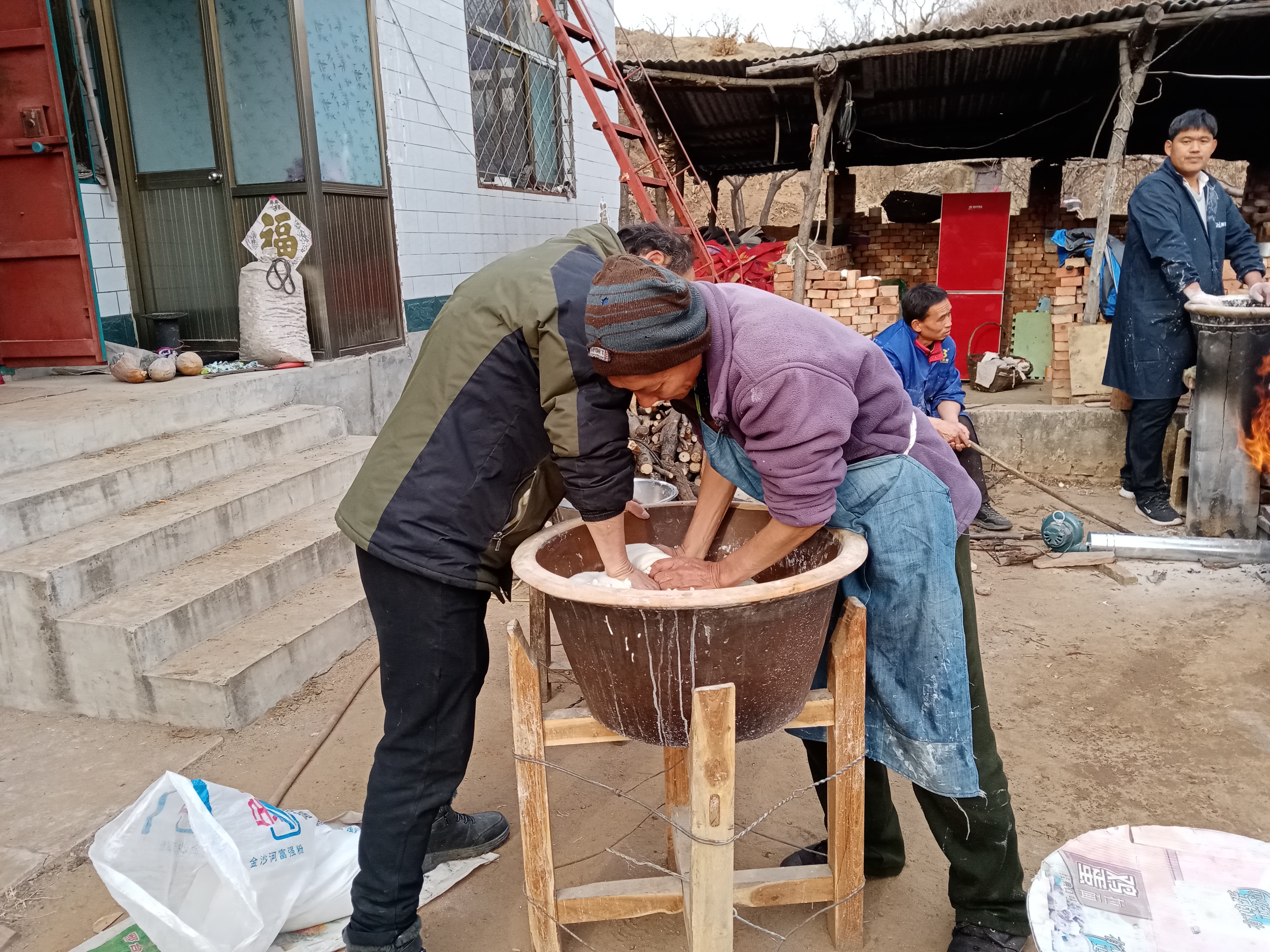 手工漏粉条的全过程,马沟传统手工油条