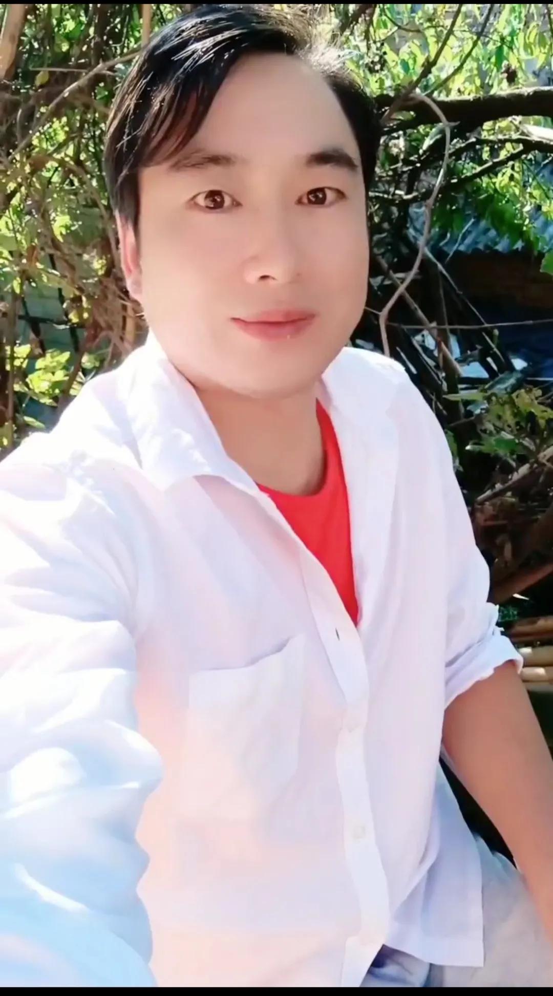 《大众民心诗集》云南诗人龙修德著七律以新韵为准,第四期