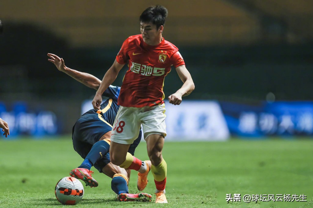 韦世豪球门前互相传球空门打飞,韦世豪空门没进中国队