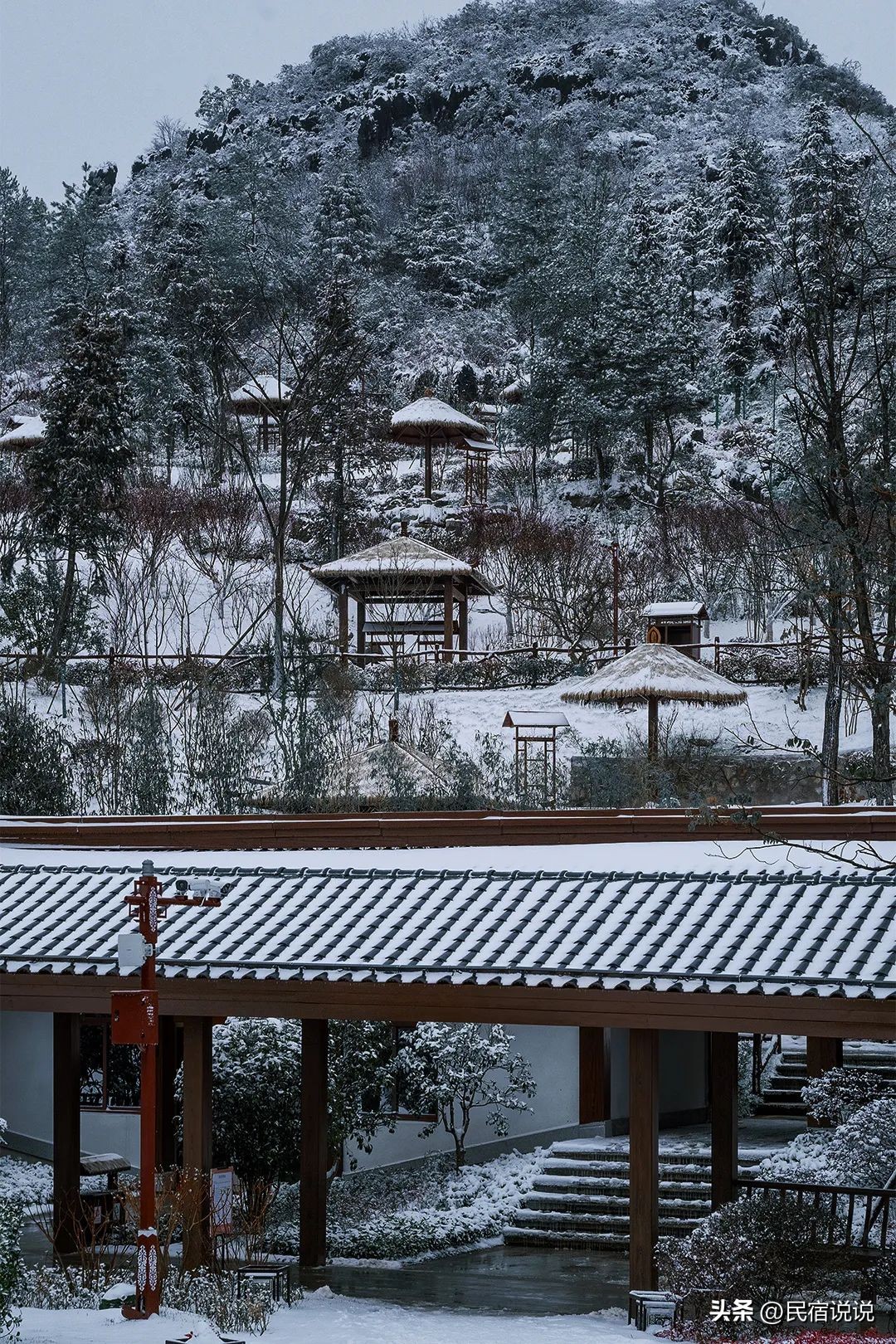 在云雾缭绕的朵花特大桥边隐藏着一家温泉酒店