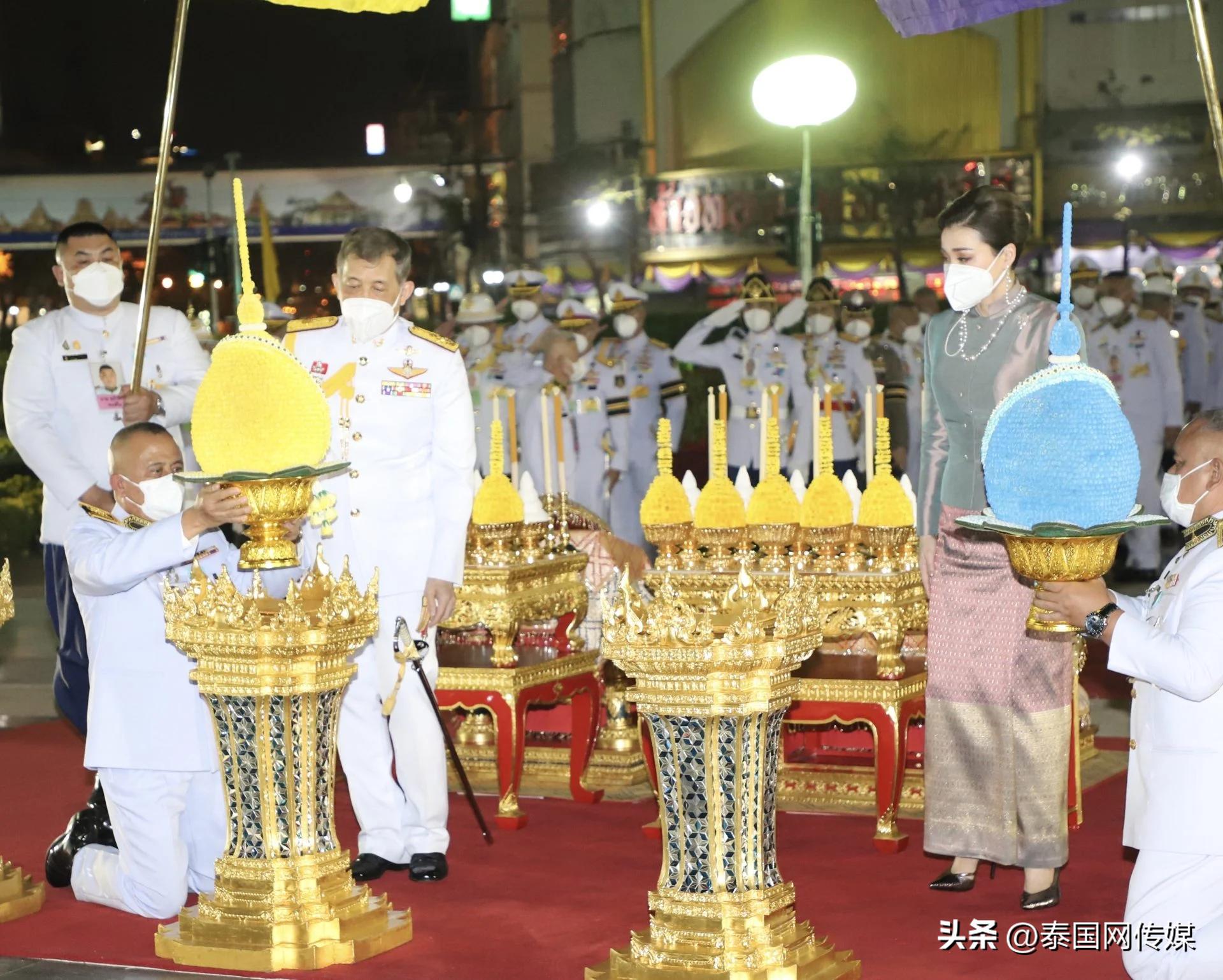 泰国国王携王后出席郑王节纪念活动
