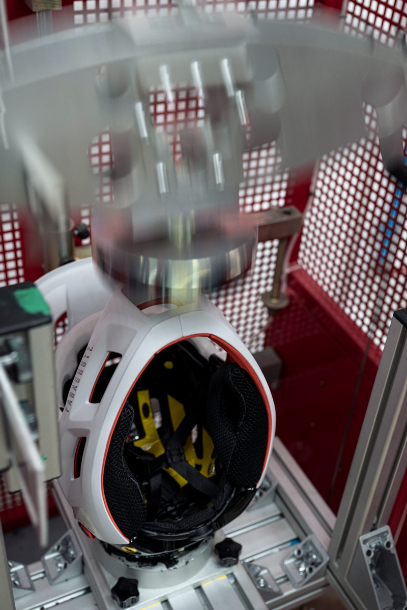 头盔强硬抗撞击不惧日常碰撞介绍,碰撞测试最好的头盔