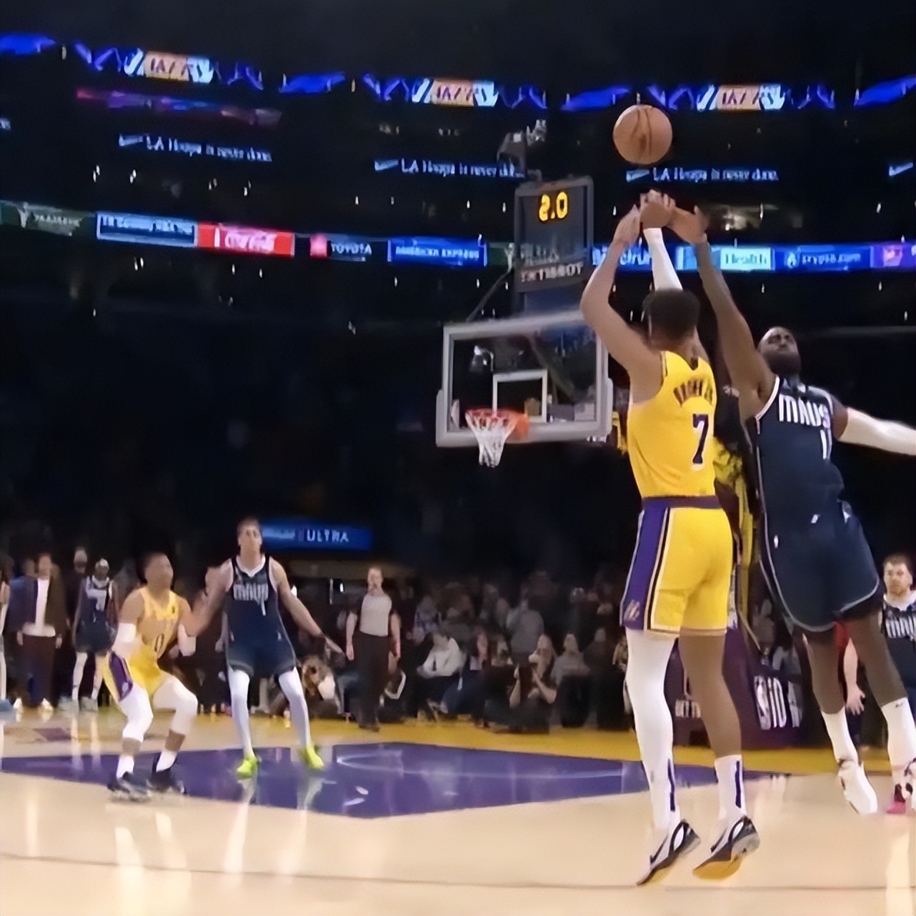 詹姆斯怒怼裁判,詹姆斯怒骂裁判视频