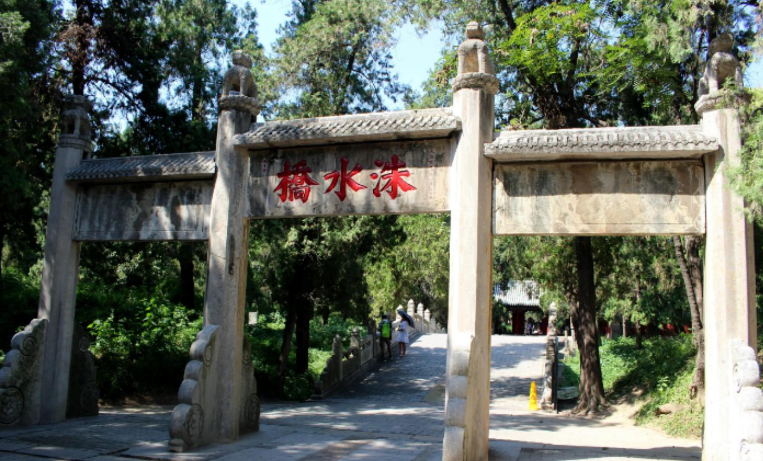 52年孔子玉陪毛主席参观孔府时，*世友许**坦言：孔家是几千年的贵族