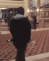 女孩子看起来外表美丽，其实裤袜已经掉到大腿根了！哈哈哈