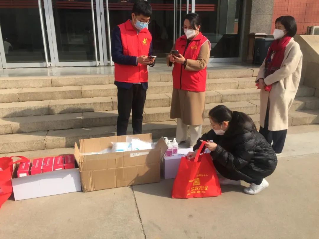 抗击疫情他们步履不息,抗击疫情他们义无反顾