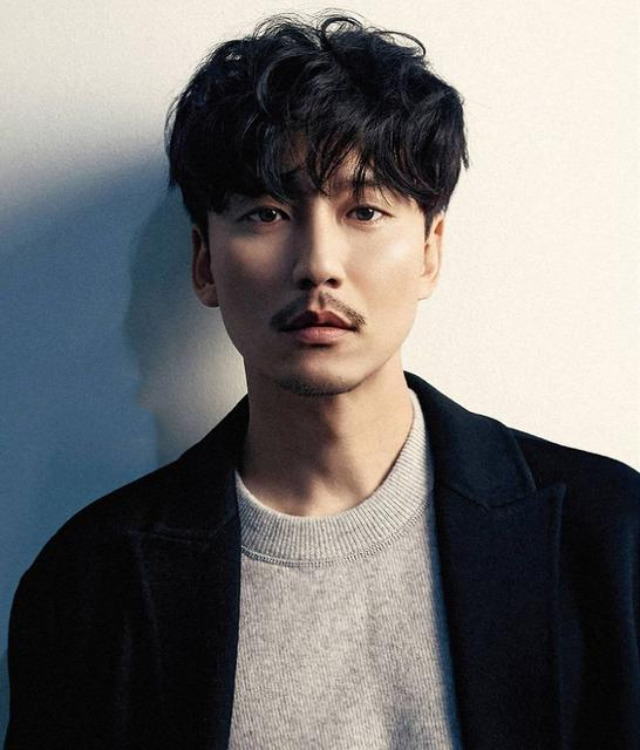 男生韩剧烫发发型推荐,韩式男生烫发推荐蓬松