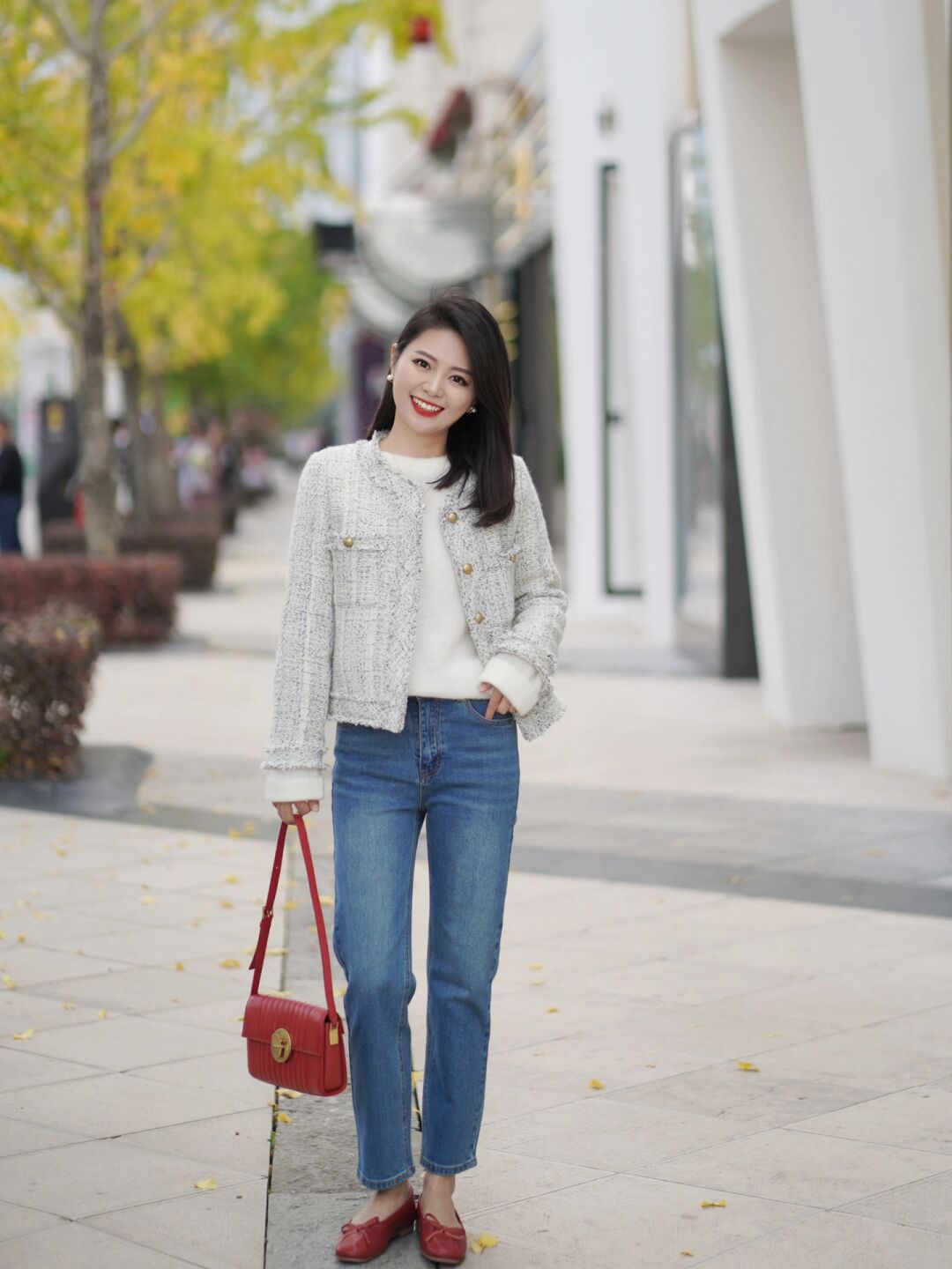 早春牛仔裤穿搭时尚感,春季搭配阔腿牛仔裤的上衣推荐