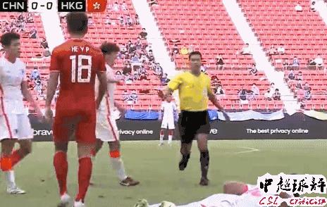 急了！对方后卫动作太脏：22岁国脚当场顶翻对手后头都没回