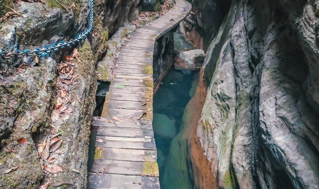 穿裙子自驾游,自驾游坐龙峡