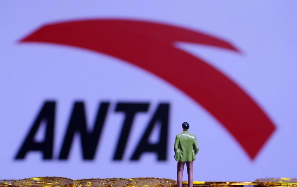 618前翻车！安踏女鞋广告疑打色情擦边球，去年广告费花了61亿