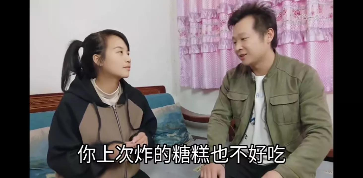 一朵在家里沙发后发现五千元,这次朵错怪奇,是奇妈昨天偷放的