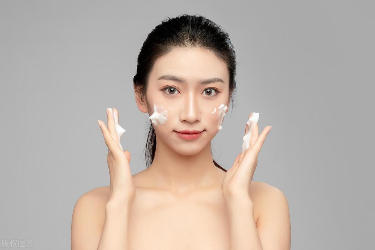 脸上经常长痘痘应该怎么办,经常熬夜脸上还长痘痘怎么调理