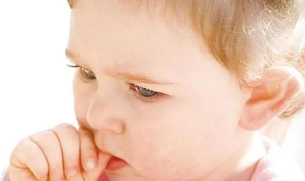 孩子的指甲壳上有白点,小孩指甲里有白点是缺乏维生素吗