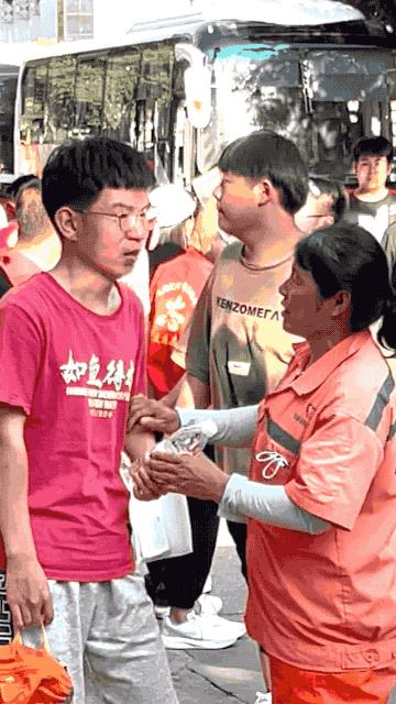 高考最美妈妈的儿子考了多少分,高考最美妈妈儿子考了多少分