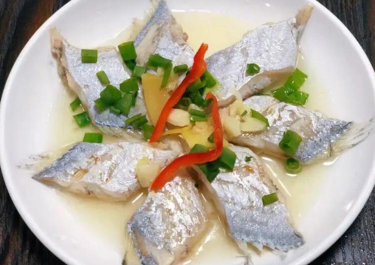 清蒸带鱼的家常做法不要油炸,带鱼是清蒸还是红烧好吃