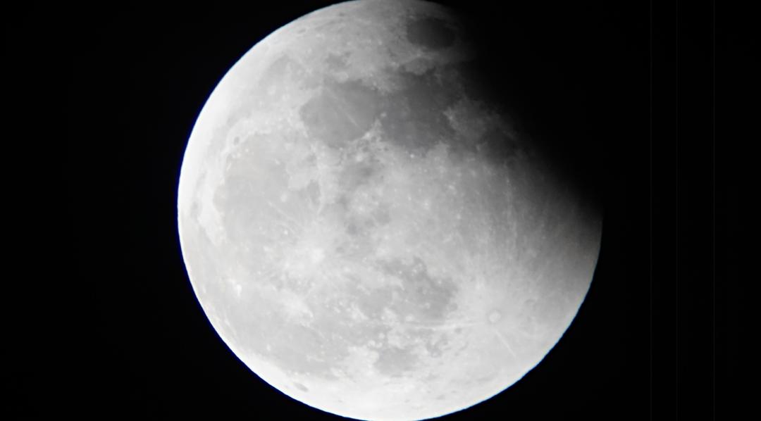 月全食遇上天王星多少年一次,罕见的月全食视频