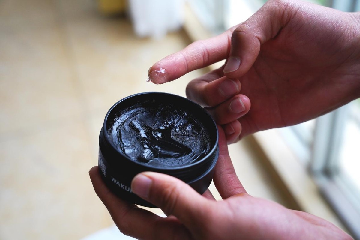 发蜡凝固了怎么处理干净头发,发质干枯毛躁去理发店怎么改善