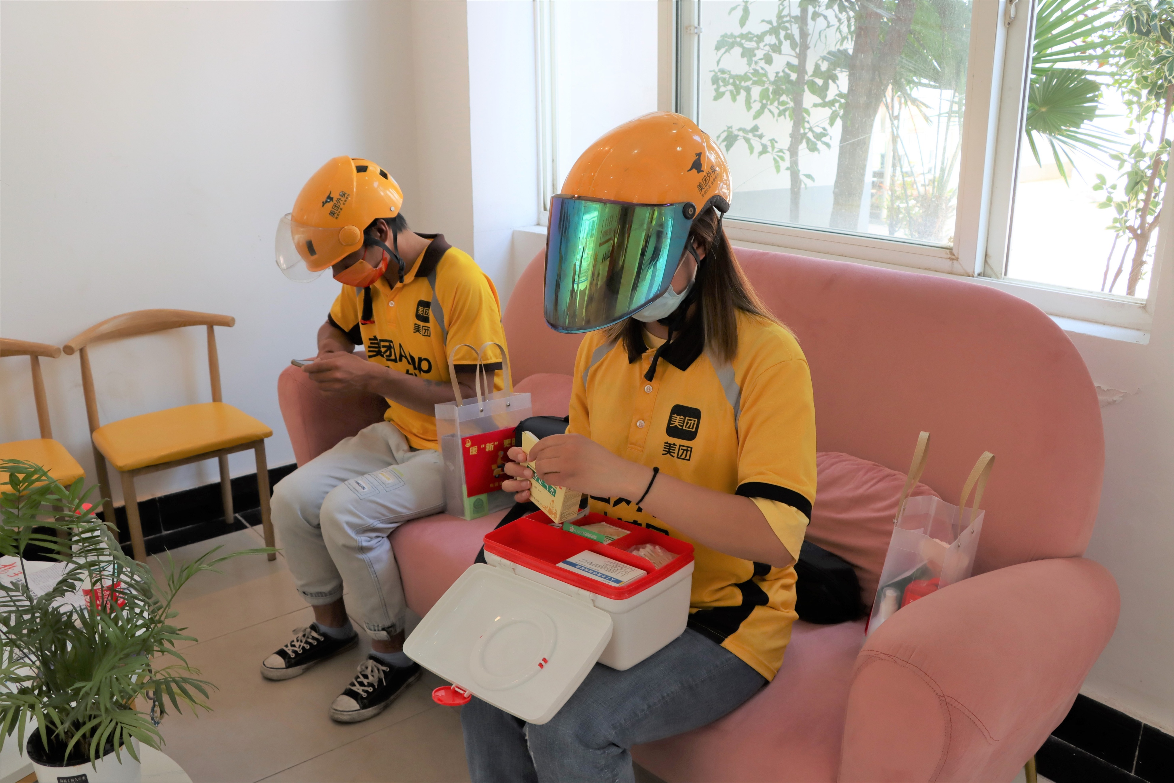 镇江桃园社区“暖‘新’加油吧”美团外卖驿站启用