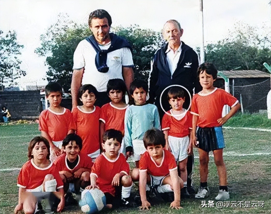 因个子矮被抛弃的足球巨星,出生贫寒17岁却成为足球界的传奇