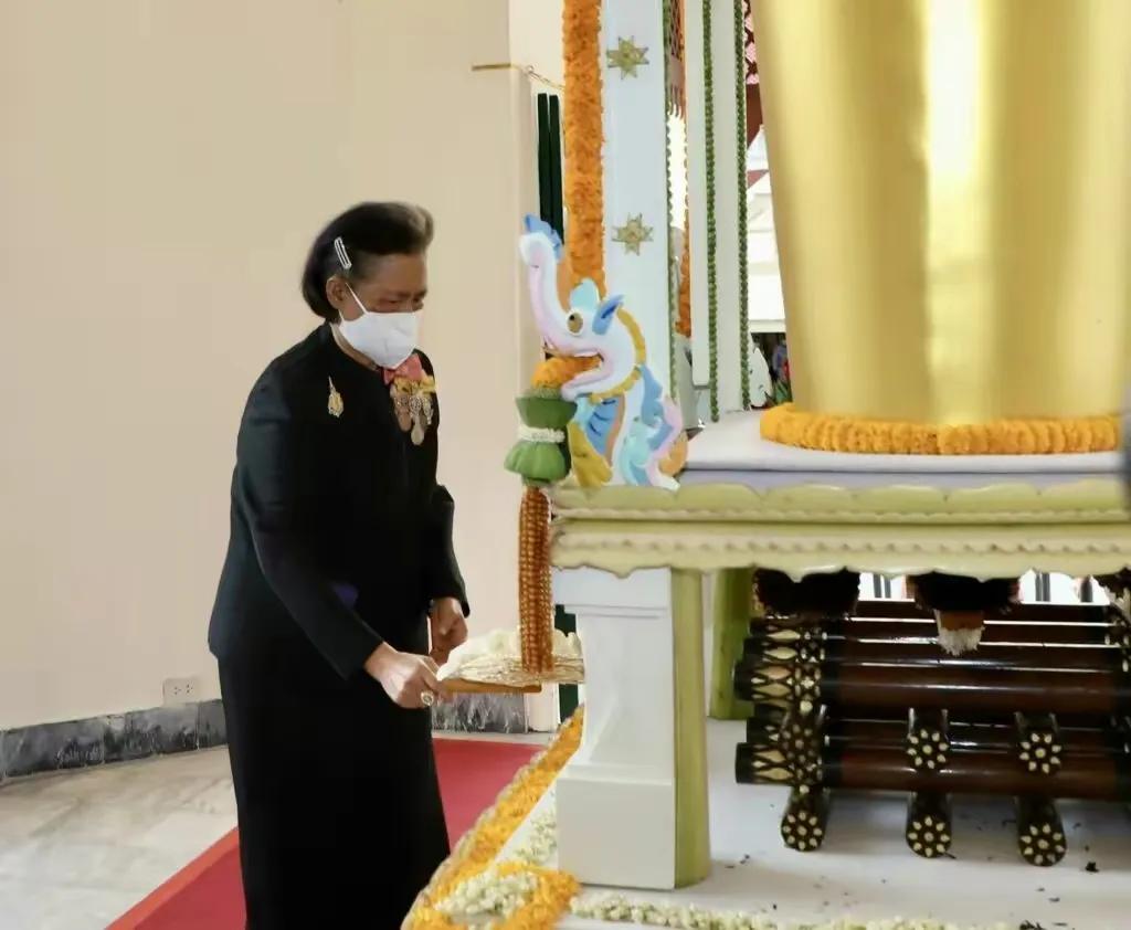 泰国王后苏提达便服,泰国国王玛哈封苏提达为王后仪式