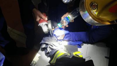 老人手卡厕所便池消防紧急施救,老人手卡进甘蔗榨汁机消防救援