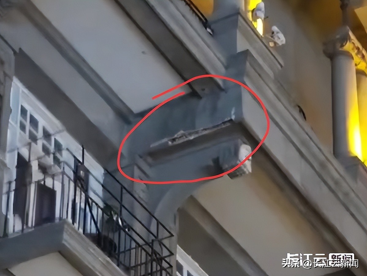 江汉路外墙脱落砸到人,武汉一男子被树枝砸中