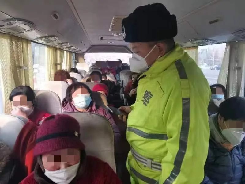 济南交警全力守护春节道路平安,交警圆满完成春节交通安保工作