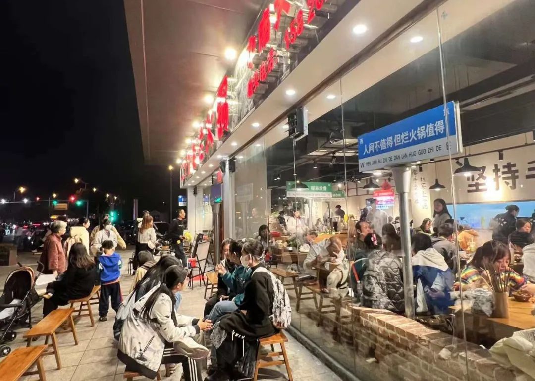 社区火锅新战事：连锁*火军**拼夫妻店！