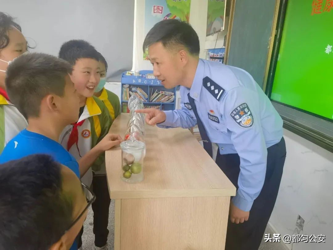 开展新型毒品进校园禁毒宣传活动,禁毒宣传进万家构筑拒毒安全墙