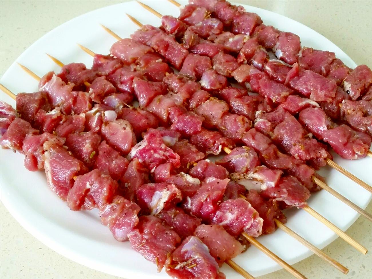 烤肉摊的秘制烤羊肉串,从腌肉到烧烤,配方详细,外焦里嫩太香了