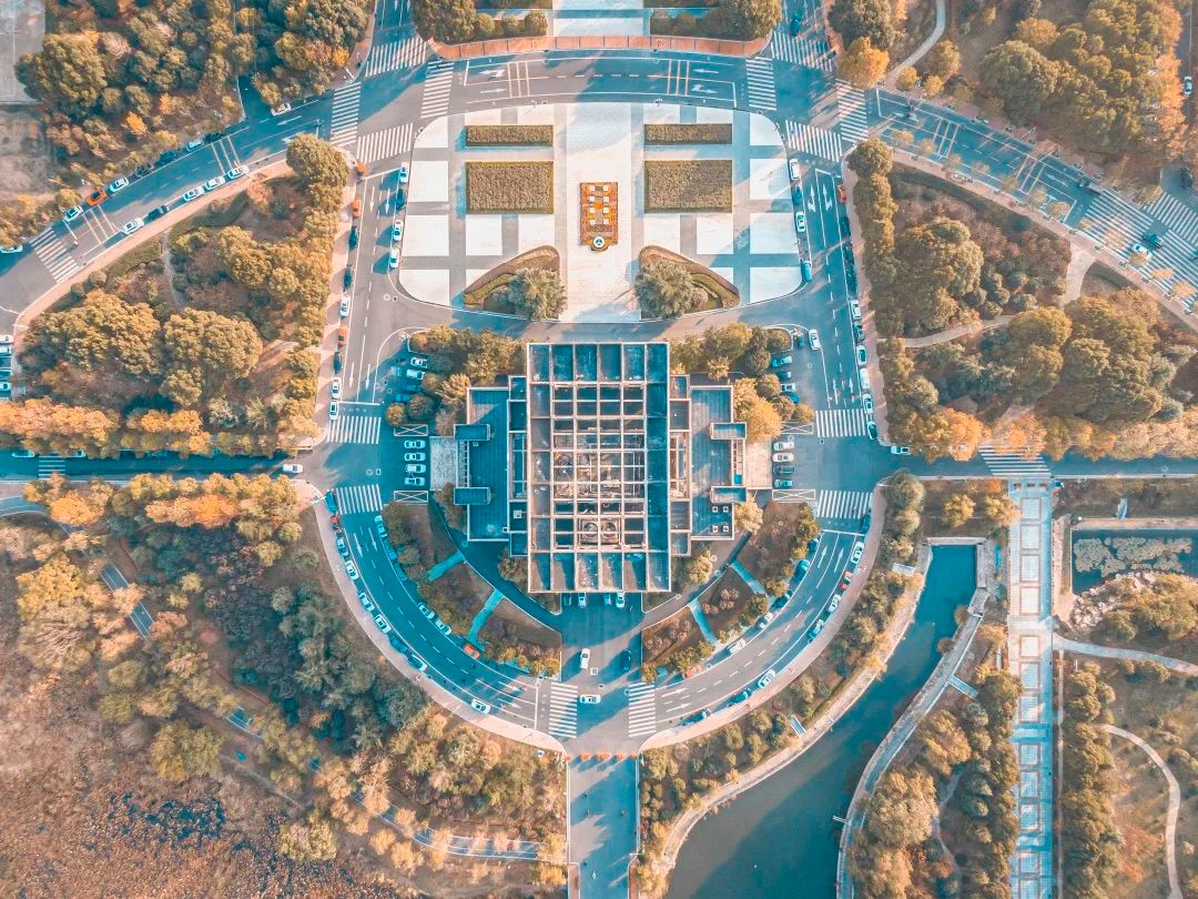 湖北这所大学：5大食堂、高档公寓，吃住条件相当好，出门是地铁