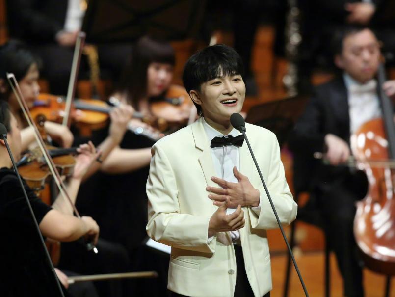 央视大气磅礴的时代之声周深,周深用神仙嗓音为祖国庆生