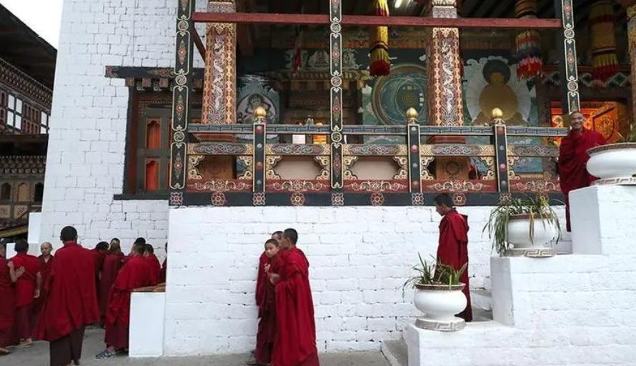 唯一一个禁烟成功的国家,唯一禁酒的国家