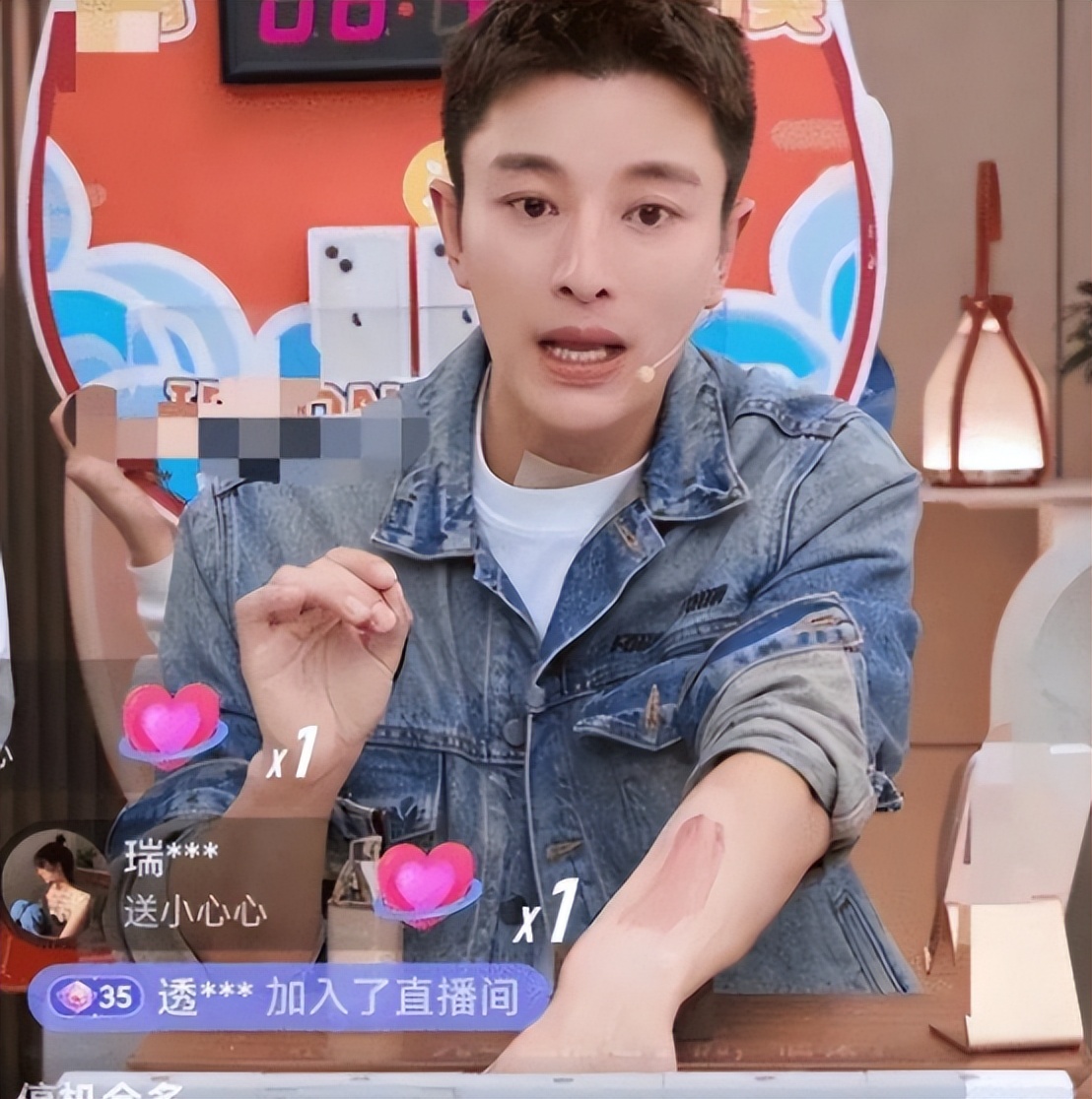 贾乃亮和李小璐甜馨穿亲子装,李小璐贾乃亮陪甜馨过六一儿童节