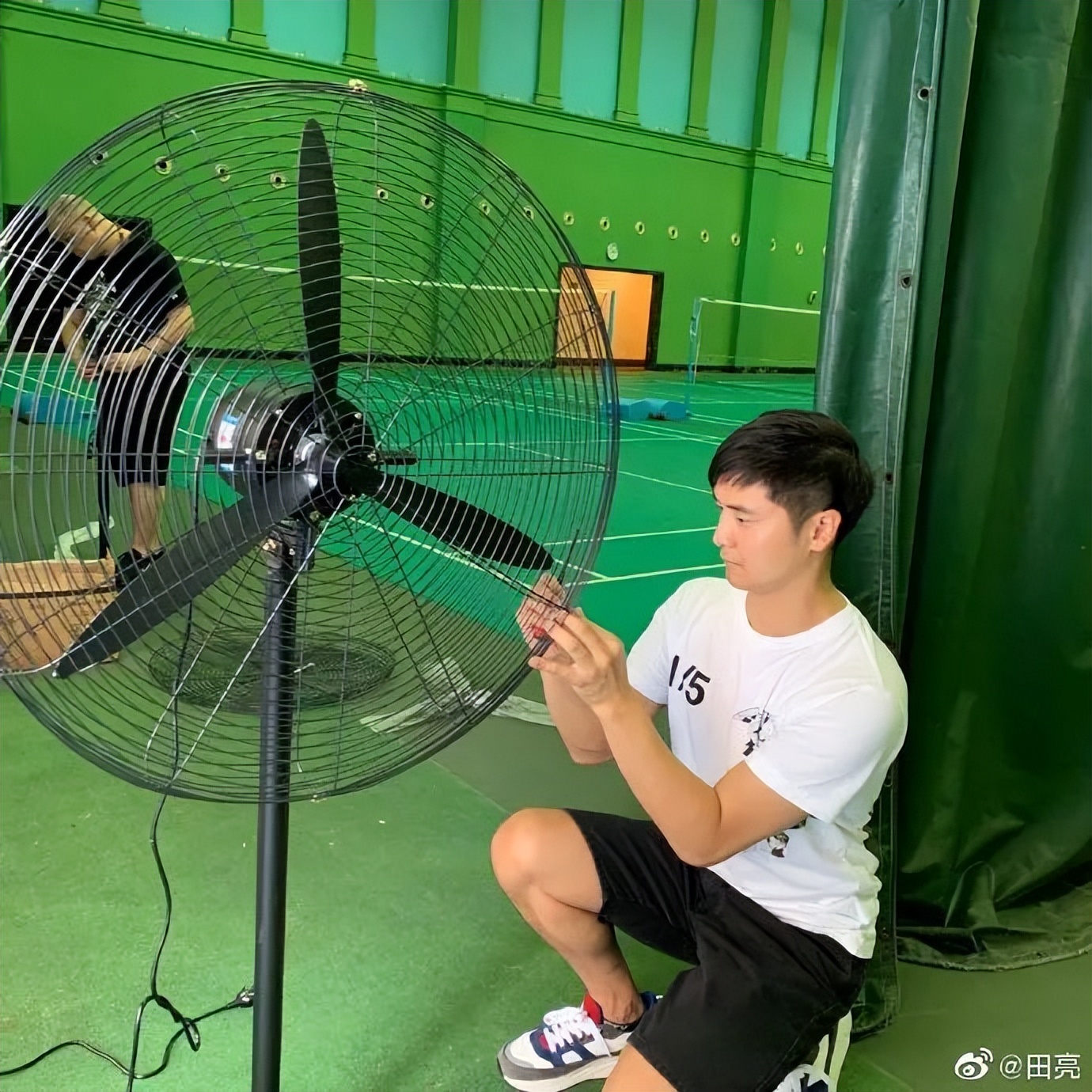 被时代洪流裹挟年轻人,被流量裹挟