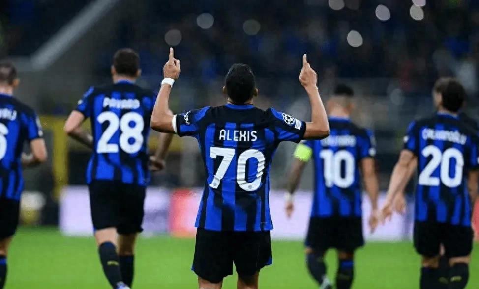 夜晚中绽放的烟花,足球烟花