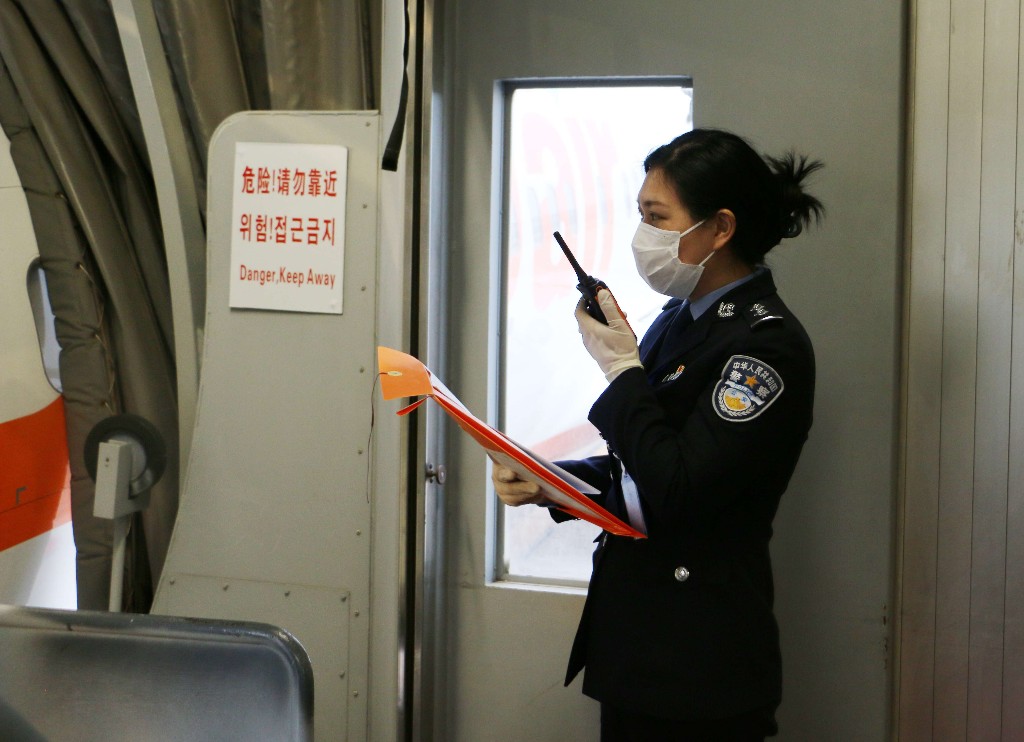 风雪中的最美警色,警察节绽放最美警色