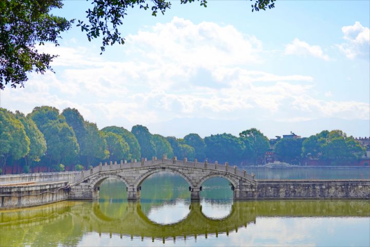 这座好吃好玩好住的云南小城，我劝你一定早点去
