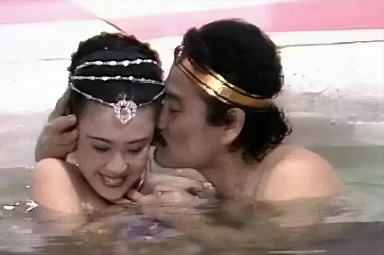 56岁傅艺伟曾是最美苏妲己,傅艺伟妲己最美瞬间为母祝寿