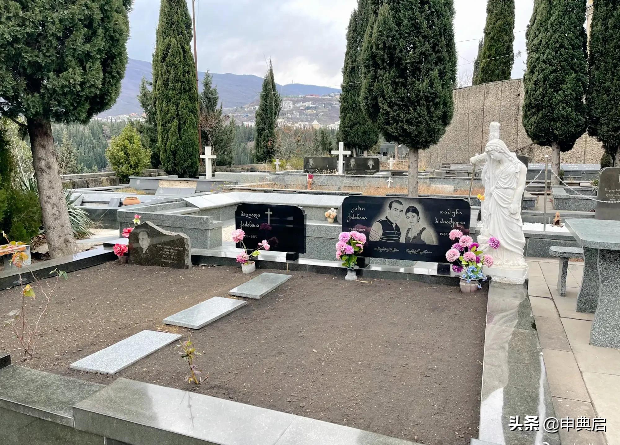 带小花园的目前看到最豪华墓地在格鲁吉亚，人均土地资源相当丰富