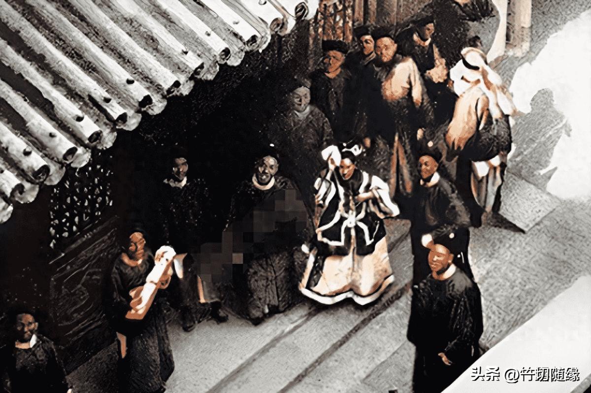 晚清真实：花楼女子媚态撩人，丰乳肥臀，30张老照片尽展风姿迷人