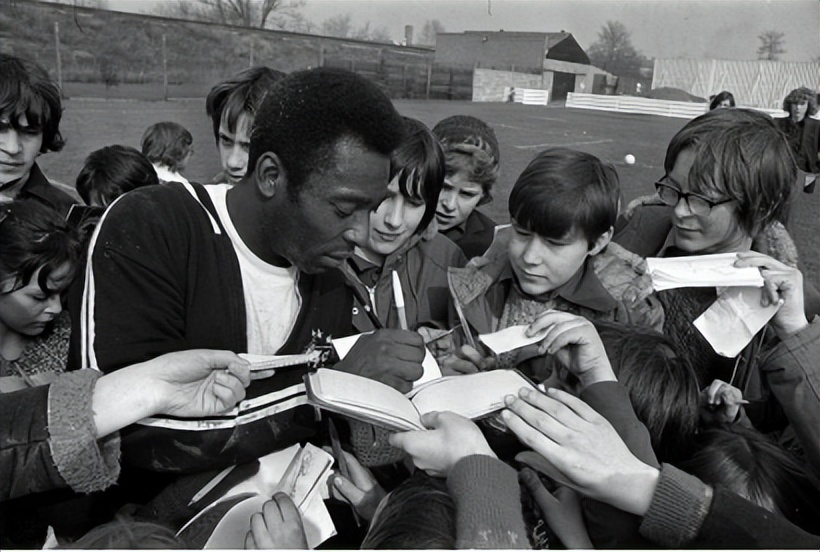 球王贝利的地位究竟有多高,贝利见证了新的球王诞生