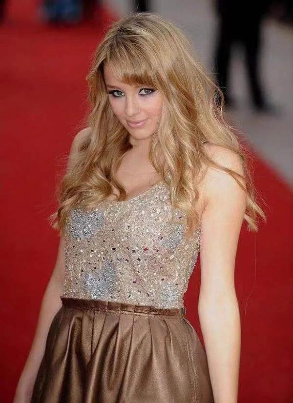 姬莉哈泽尔英文名,英国足球超模姬丽哈泽尔视频