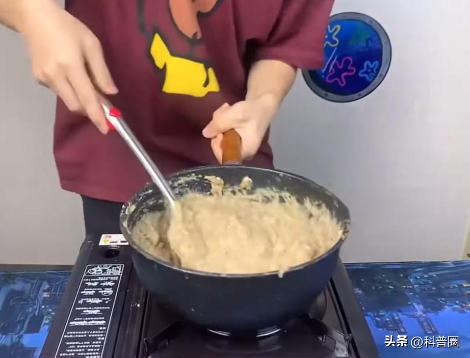 吃一块军用压缩饼干,吃一块军用压缩饼干就能顶一整天