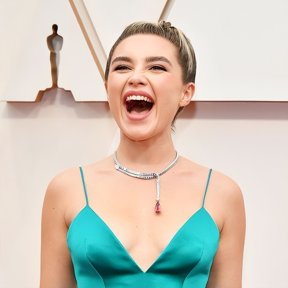 26岁好莱坞女星遭网暴！穿薄纱礼服公开露胸，被嘲胸太丑令人作呕